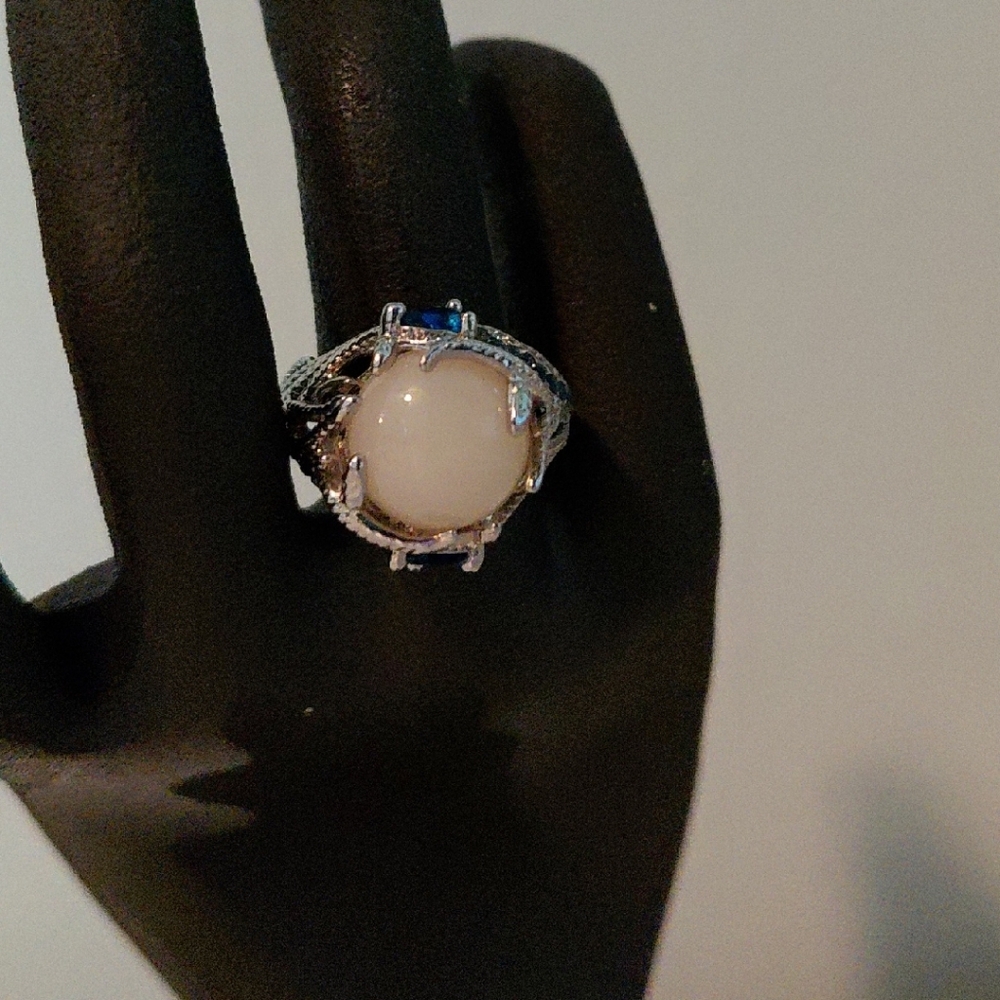 Source Unknown Elegant Silver Ring with Cream Stone
